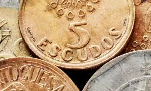 Złote monety z napisem "ESCUDOS" i cyfrą 5, dawna waluta Portugalii przed euro.