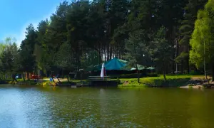 Malownicze łowisko specjalne Kacze Doły otoczone lasem. Woda, zieleń i spokój zachęcają do relaksu.