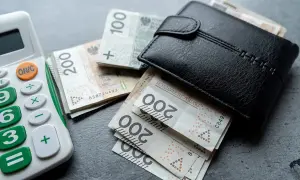 Kalkulator i portfel z polskimi banknotami 100 i 200 zł. Obliczenia wartości początkowej środka trwałego.