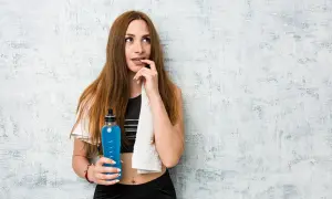 Co pić na treningu? Woda, izotonik czy BCAA poznaj zasady