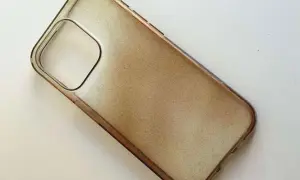 Przezroczyste, lekko przyciemnione etui na telefon z wycięciem na aparat. Dowiedz się, jak wyczyścić gumowe etui, by znów wyglądało jak nowe.