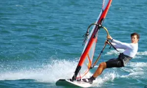 Windsurfing Chorwacja: Gdzie złapiesz najlepszy wiatr? Przewodnik