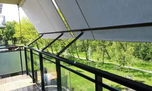 Osłony balkonowe w bloku: Prywatność, cień, wiatr. Pełen przewodnik!