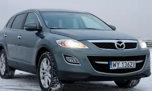 Szary Mazda CX9 na śniegu, gotowy na zimowe wyzwania.