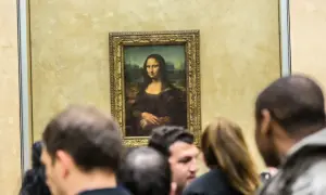 Mona Lisa z Isleworth, otoczona tłumem widzów, spogląda tajemniczo ze złotej ramy.