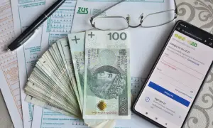 Pieniądze, dokumenty ZUS i telefon z zalogowanym portalem e-ZUS. Czy umowa zlecenie wlicza się do emerytury? Sprawdź na eZUS.