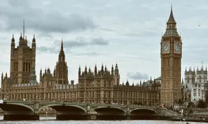 Pałac Westminsterski i Big Ben to ikony, które warto zobaczyć w Londynie. Most Westminster Bridge z tłumem turystów.