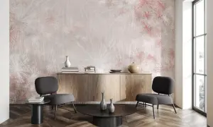 Delikatna tapeta dmuchawce w pastelowych odcieniach różu i bieli tworzy eteryczną atmosferę. Dwa szare fotele i drewniana komoda dopełniają nowoczesne wnętrze.