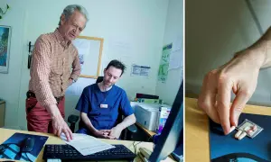 Läkare diskuterar piller, där en hand plockar upp kapslar. Frågan om sertralin beroendeframkallande lyfts.