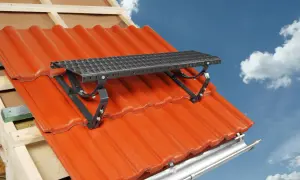Solidne stopnie kominiarskie na pomarańczowym dachu, zapewniające bezpieczny dostęp do komina.