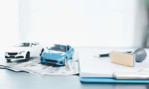 Modellini di auto su banconote, con documenti e timbro. Pensando a come disdire assicurazione auto prima della scadenza.