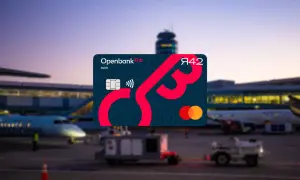 Openbank Debitkarte mit Mastercard-Logo vor einem Flughafen bei Dämmerung. Gute Openbank Erfahrungen für Reisen.
