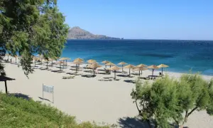 Piękna pogoda w Grecji w maju: piaszczysta plaża, turkusowe morze i palmy. Idealne miejsce na relaks.