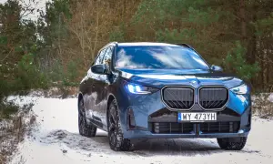 Nowy BMW X3 2024 w zimowej scenerii lasu, gotowy na każdą drogę.