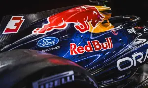 Detalle del coche de **Red Bull F1** con el logo del toro rojo y patrocinadores.