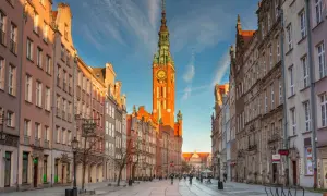 Gdańsk ulice. Słoneczny dzień na Długim Targu, z Ratuszem i kamienicami w tle.