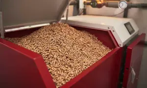 Ein großer Vorrat an Holzpellets in einem roten Behälter, bereit für die Pelletheizung.