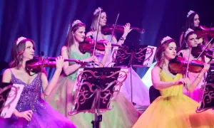 Młode artystki w tiulowych sukniach i diademach tworzą magiczną orkiestrę księżniczek. Ich opinie o występie z pewnością byłyby zachwycające.