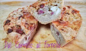 Un délicieux tortano napoletano, coupé en tranches, révèle ses garnitures de lardons et d'œufs.