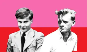 Dwaj młodzi mężczyźni, jak rudy kamienie na szaniec, na tle różowo-czerwonego tła.