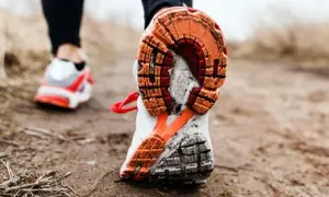 Czy buty do biegania powinny być większe, aby uniknąć kontuzji?