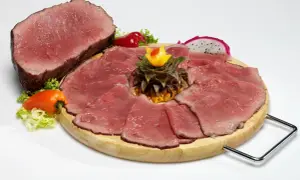 En saftig rostbiff, perfekt för en gravid som längtar efter god mat. Serveras med frukt och grönt.