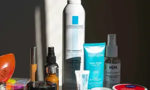 Zestaw kosmetyków i produktów do pielęgnacji w bagażu podręcznym.