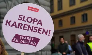 En demonstration mot karensdag regler. Skylten lyder "Slopa karensen! Svaret är välfärd" och bär Kommunals logotyp.