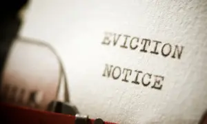Foglio battuto a macchina con "EVICTION NOTICE", un precetto rilascio immobile cartabia che annuncia la necessità di lasciare un'abitazione.