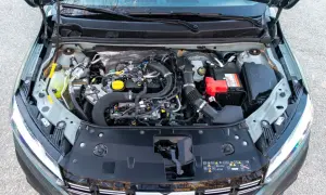 Vista del motor de un Dacia Sandero Stepway. Se aprecian componentes como la batería, el depósito de refrigerante y el sistema de admisión de aire.