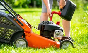 Jaką benzynę do kosiarki wybrać, aby uniknąć uszkodzeń silnika?