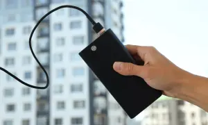 Jak naładować laptopa powerbankiem? Poradnik Patryka Brzezińskiego