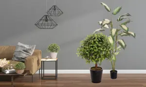Eleganckie sztuczne kwiaty doniczkowe dodają życia nowoczesnemu salonowi z brązową kanapą i geometrycznymi lampami.
