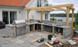 Bygga grillbord utomhus med betongblock, integrerad grill och diskho. Träkonstruktion för tak.