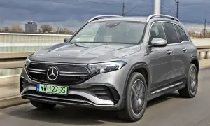 Szary Mercedes EQB jedzie po moście.