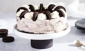 Wyjątkowe ciasto Oreo, udekorowane bitą śmietaną i ciasteczkami, kusi swoim wyglądem.