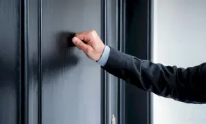 Dłoń w garniturze puka do drzwi. Czy to gość, czy może ktoś z wizytą? Czas otworzyć swój mir domowy.