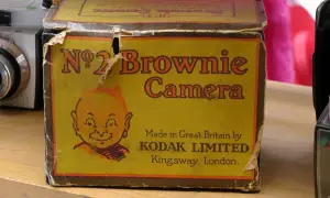 Stary, żółty karton z napisem "Nº2 Brownie Camera" i rysunkiem dziecka. To może być pierwszy aparat fotograficzny, jaki kiedykolwiek widziałeś!