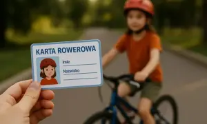 Karta rowerowa daje pewność, że młody cyklista zna zasady ruchu drogowego. Dziecko na rowerze w tle.