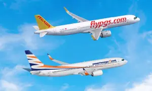 Dwa samoloty, jeden z logo Smartwings, drugi z logo Pegasus, lecące na tle błękitnego nieba.