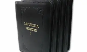 Czarny brewiarz "Liturgia Godzin 1" w skórzanej oprawie, część serii.