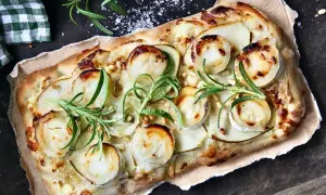 En läcker pinsa med chevre, päron och rosmarin, toppad med pinjenötter och flingsalt.