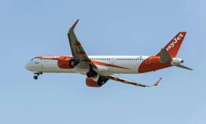Samolot easyJet w locie, z widocznymi silnikami i skrzydłami. Idealny do podróży z bagażem podręcznym.