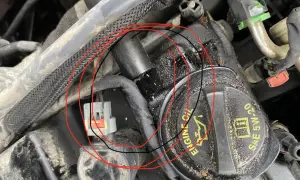 Conector de bobina de encendido en Opel, posible causa de DTC P0301 (fallo de encendido cilindro 1).