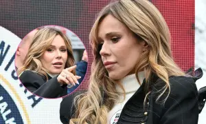 Znana polska piosenkarka z burzą blond włosów, w białym golfie i czarnej marynarce, zastanawia się, dlaczego przestała obserwować męża na Instagramie.