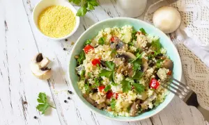 Un gustoso cous cous con funghi, peperoni e prezzemolo fresco. Un piatto leggero e saporito.