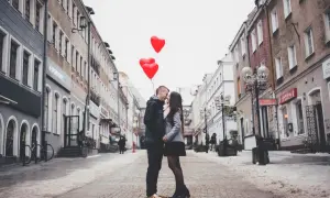 Para wiedzie co robic z dziewczyna, całując się na ulicy z serduszkami.