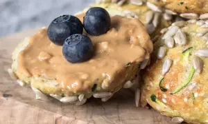 En saftig bulle med jordnötssmör och blåbär, perfekt som frukost 1 åring. Solrosfrön och zucchini i bullen.