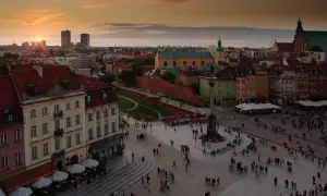 Zachód słońca nad Starym Miastem. Idealny widok na zwiedzanie Warszawy w dwa dni.