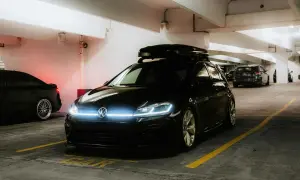 Svart VW Golf med takbox, redo för äventyr. Undrar hur mycket bensin en bil som denna drar?